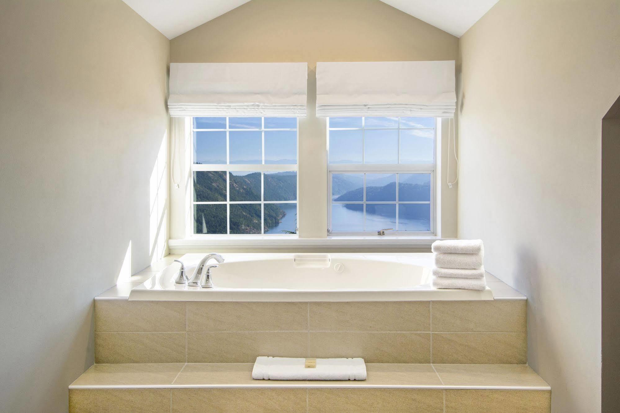 Villa Eyrie Resort Malahat Extérieur photo